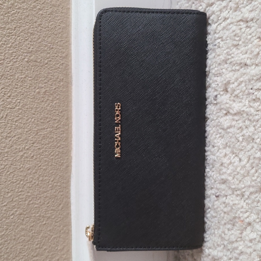 MICHAEL KORS Jet Set Large Saffiano Leather Quarter Zip Wallet